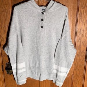 American Eagle sweater 3 button tab closure